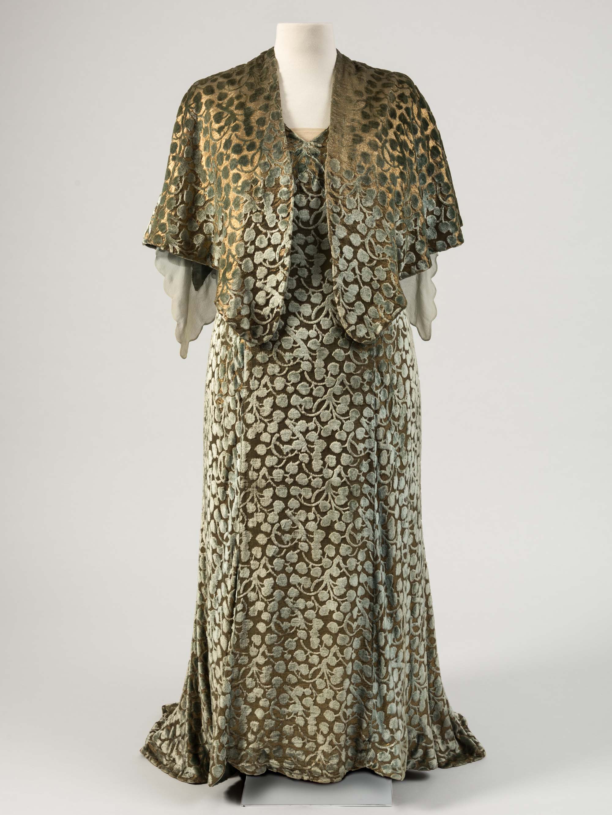 Fashion Museum rocks royal frocks from late Victorian to the mid